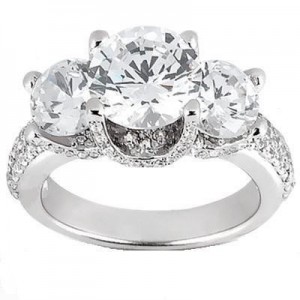 iBraggiotti engagement ring in three stone diamond