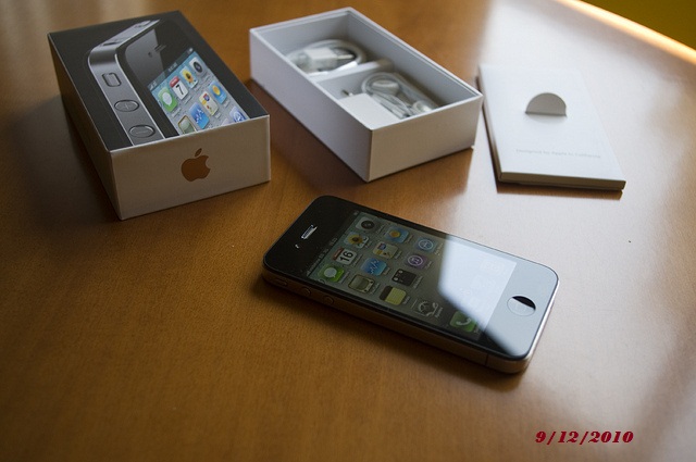 XMAS BONANZA!!! BUY 2 APPLE IPHONE 4HD 4G 32GB AND GET 1 APPLE IPHONE 3GS 16GB FREE AS A GIFT