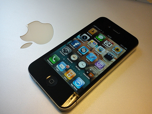 BRAND NEW APPLE IPHONE 4G 32GB/3G 32GB FOR SALES AND YOU A GET APPLE IPOD  FREE