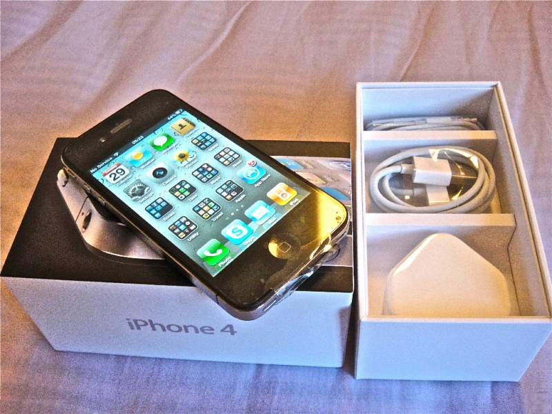 Original Apple iPhone 4 32GB Black or White $500