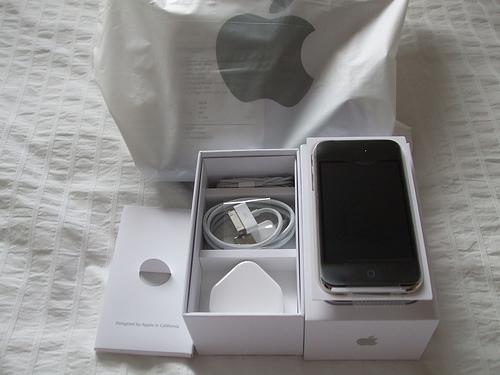 iPhone 32GB 3GS @ 200euros (Buy 2 get 1 free)