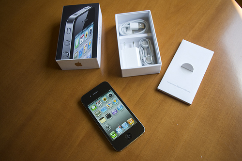 Selling Apple Iphone 4G 32GB Unlocked &amp; Blackberry 9800