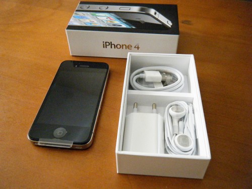 W.T.S. Apple iphone 4G 32gb (black or white) original